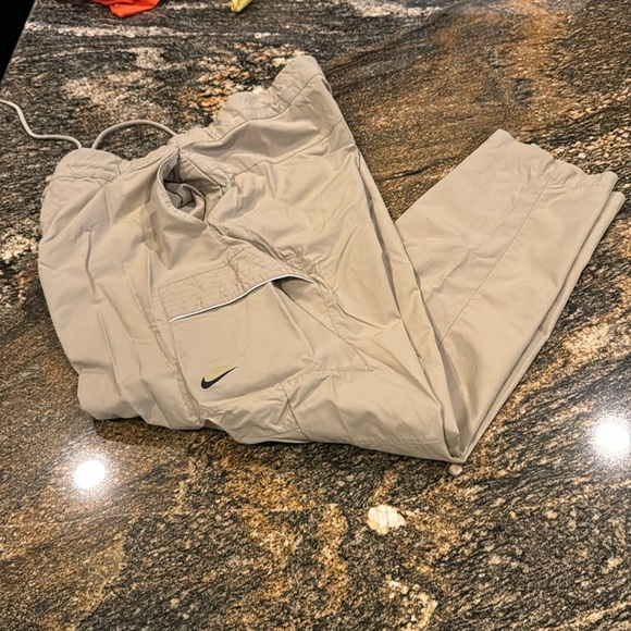 Nike Men's size 34 tan cargo pant. Like new with hip side pockets on both sides - Picture 4 of 5
